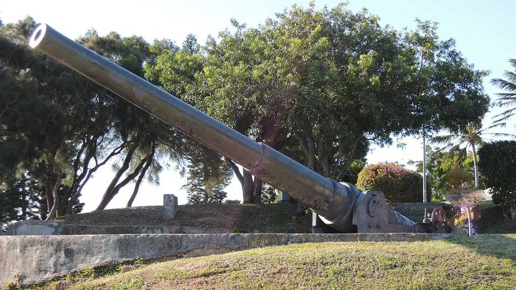 Second World War cannons on Ouen Toro (Photo: Roman B [FAL/LAL])